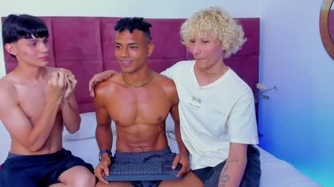 Snapshot of elite__models chatting on April 2026 08:24:02 PM Valentino Konny y Jhon online show from April 2026 08:24:02 PM