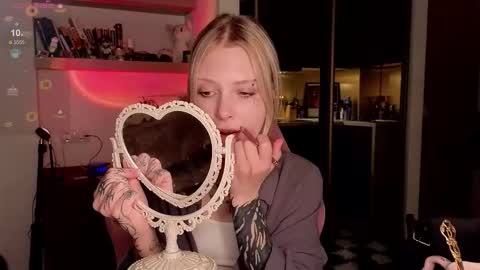 Snapshot of eliza_sadcat chatting on December 2025 09:31:02 PM Elizabeth online show from December 2025 09:31:02 PM