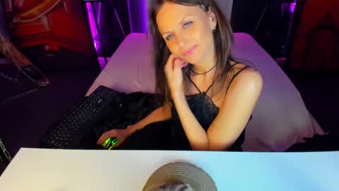 Snapshot of elizabe_th chatting on December 2024 01:43:01 AM Elizabethangel online show from December 2024 01:43:01 AM