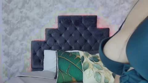 Elizabeth online show from April 2026 09:04:01 PM