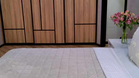 Elizabeth online show from April 2026 04:07:01 AM