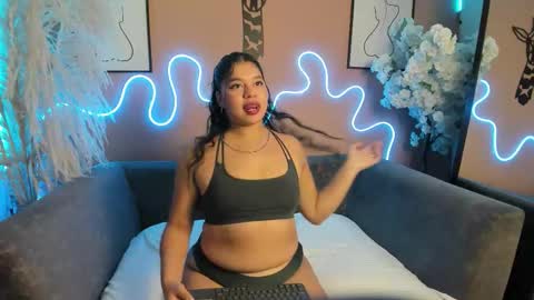 Snapshot of ella_evans_ chatting on November 2025 12:15:02 PM Ella online show from November 2025 12:15:02 PM