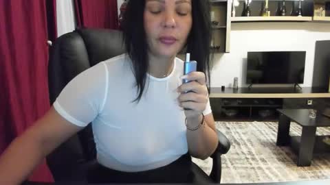 Ella online show from December 2025 02:24:02 PM