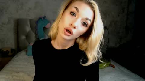 ellamilla online show from April 2026 12:49:01 PM