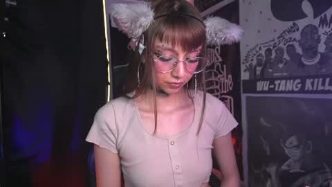 Snapshot of elle_uwu chatting on April 2026 05:16:01 AM follow me on instagram . online show from April 2026 05:16:01 AM
