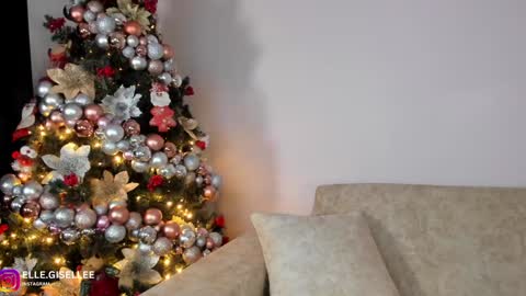 Yiss online show from December 2024 03:00:01 AM