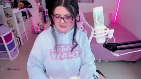 Snapshot of ellen_meow chatting on June 2026 04:24:01 AM Meow in da house . online show from June 2026 04:24:01 AM