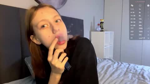 Snapshot of ellie_hollow chatting on September 2025 07:13:02 AM Ellie online show from September 2025 07:13:02 AM