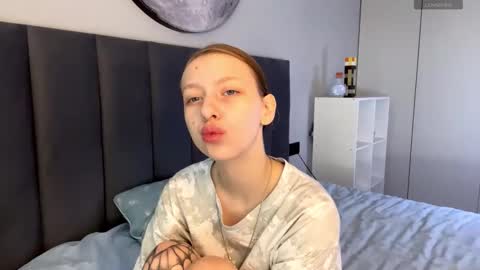 Snapshot of ellie_hollow chatting on September 2025 07:02:01 AM Ellie online show from September 2025 07:02:01 AM
