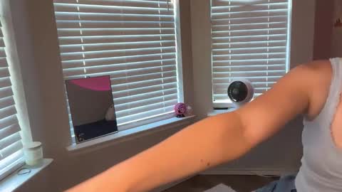 Ellie online show from March 2026 09:05:01 PM