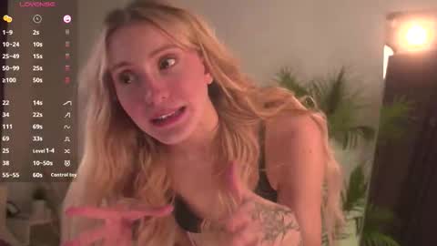 elliefrost online show from November 2025 01:22:04 PM