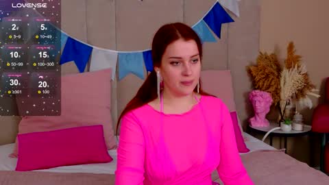 Snapshot of ellielarson chatting on September 2025 05:37:01 PM EllieLarson online show from September 2025 05:37:01 PM
