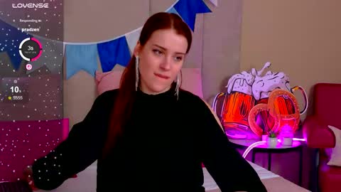 Snapshot of ellielarson chatting on September 2025 06:13:02 PM EllieLarson online show from September 2025 06:13:02 PM