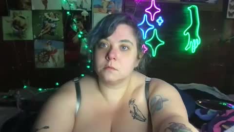 Snapshot of ellielouise11 chatting on January 2025 03:00:02 AM Ellie Louise online show from January 2025 03:00:02 AM
