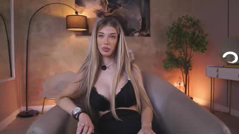 Ellie online show from November 2025 04:57:01 AM