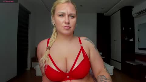 Snapshot of elly_blondy chatting on July 2026 04:14:01 PM Elly online show from July 2026 04:14:01 PM