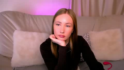 Snapshot of ellycolins_ chatting on May 2026 03:24:02 AM Elly online show from May 2026 03:24:02 AM