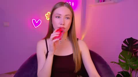 Snapshot of ellycolins_ chatting on May 2026 02:42:02 AM Elly online show from May 2026 02:42:02 AM
