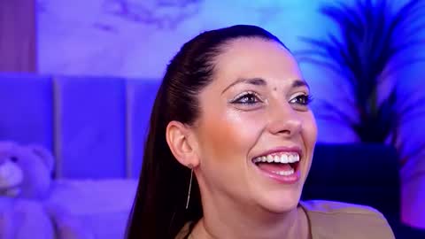 Elly online show from October 2025 08:04:02 PM