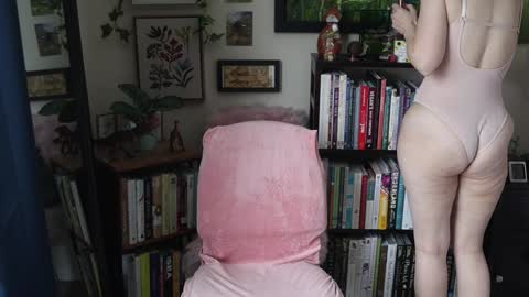 Elly Naomi online show from January 2026 03:25:02 PM