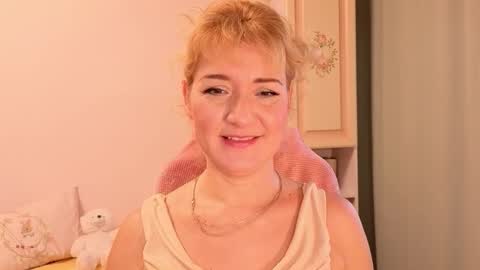 Elvira online show from November 2025 07:51:02 AM