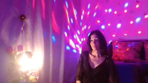 Elisa online show from October 2025 06:28:02 PM