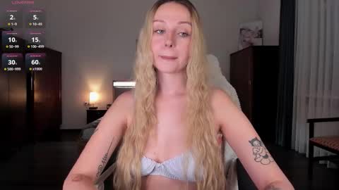 Snapshot of em_emilie chatting on October 2025 03:21:01 PM Emilie online show from October 2025 03:21:01 PM