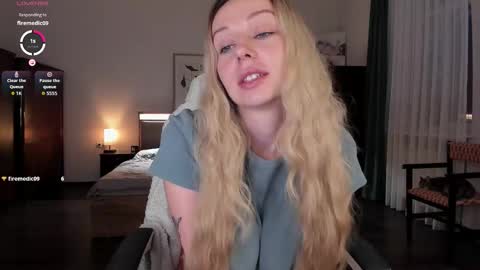 Snapshot of em_emilie chatting on October 2025 02:50:01 PM Emilie online show from October 2025 02:50:01 PM