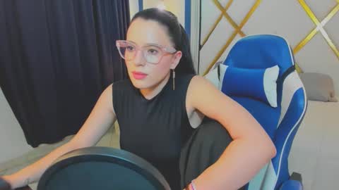 Snapshot of ema_04 chatting on May 2026 08:04:02 PM Estefany Martinez Acua INSTAGRAM ema 04oficial online show from May 2026 08:04:02 PM
