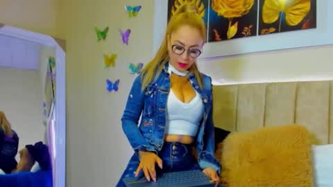 Snapshot of ema_garciaa chatting on September 2025 10:59:01 AM ema garcia  online show from September 2025 10:59:01 AM