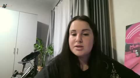 Snapshot of emeldapieroni chatting on July 2026 06:34:02 PM Poly online show from July 2026 06:34:02 PM