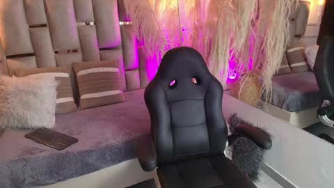 Snapshot of emelie_ch_ chatting on January 2025 01:23:01 AM Emily  online show from January 2025 01:23:01 AM