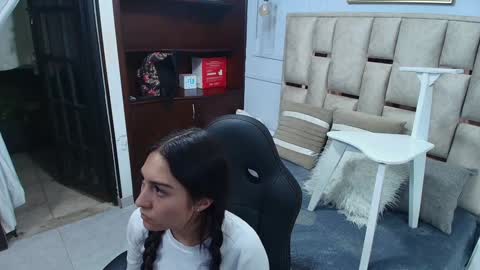 Snapshot of emelie_ch_ chatting on January 2025 02:08:01 AM Emily  online show from January 2025 02:08:01 AM