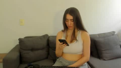 Snapshot of emi_royse chatting on February 2026 05:46:02 PM emi_royse online show from February 2026 05:46:02 PM