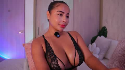 Snapshot of emiily_bell chatting on May 2026 04:06:02 PM online show from May 2026 04:06:02 PM
