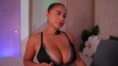 Snapshot of emiily_bell chatting on May 2026 07:53:02 PM online show from May 2026 07:53:02 PM