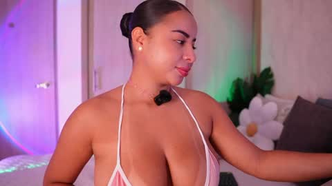 Snapshot of emiily_bell chatting on May 2026 12:54:01 PM online show from May 2026 12:54:01 PM