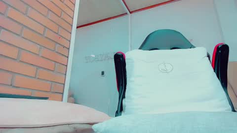 EmillySaenz online show from January 2025 06:39:01 PM