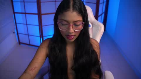 Snapshot of emili_2 chatting on November 2025 01:18:02 PM Emili online show from November 2025 01:18:02 PM