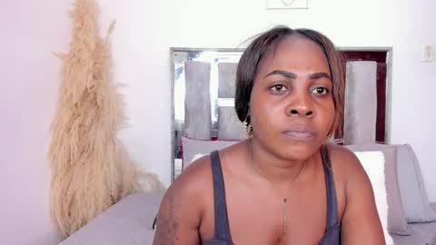 Emilly Roa online show from November 2025 07:47:01 PM