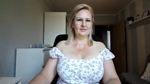 Snapshot of emillykiss chatting on May 2026 08:29:01 AM EmillyLove online show from May 2026 08:29:01 AM