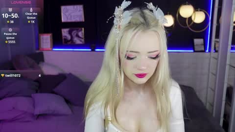 Snapshot of emily_air chatting on December 2024 09:31:02 PM Emily online show from December 2024 09:31:02 PM