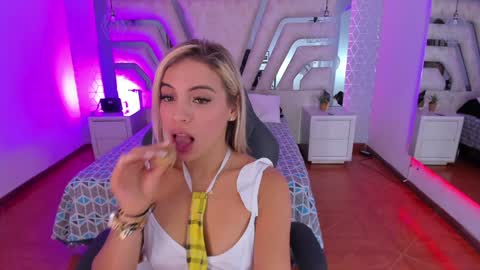 Snapshot of emily_ellen chatting on January 2025 01:49:02 PM Emily online show from January 2025 01:49:02 PM
