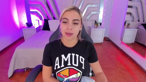 Snapshot of emily_ellen chatting on January 2025 10:48:02 AM Emily online show from January 2025 10:48:02 AM