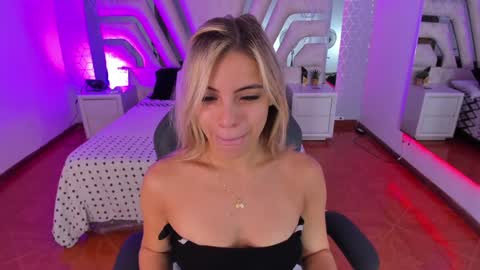 Snapshot of emily_ellen chatting on January 2025 10:32:01 AM Emily online show from January 2025 10:32:01 AM