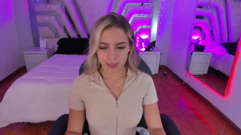 Snapshot of emily_ellen chatting on February 2025 10:37:02 AM Emily online show from February 2025 10:37:02 AM