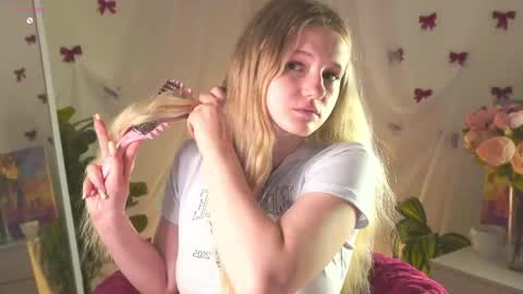 Snapshot of emilyhewell chatting on May 2026 01:44:01 AM Emi online show from May 2026 01:44:01 AM
