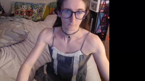 Snapshot of emilytfrench chatting on November 2025 11:48:01 PM Emily online show from November 2025 11:48:01 PM