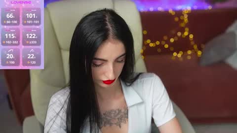 Snapshot of emilyymoon chatting on June 2026 01:48:02 PM emilyymoon online show from June 2026 01:48:02 PM