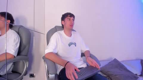 Snapshot of emir_ozan chatting on November 2025 11:31:01 AM emir_ozan online show from November 2025 11:31:01 AM